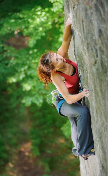 Mulher bonita alpinista escalada rocha íngreme com corda — Fotografia de Stock