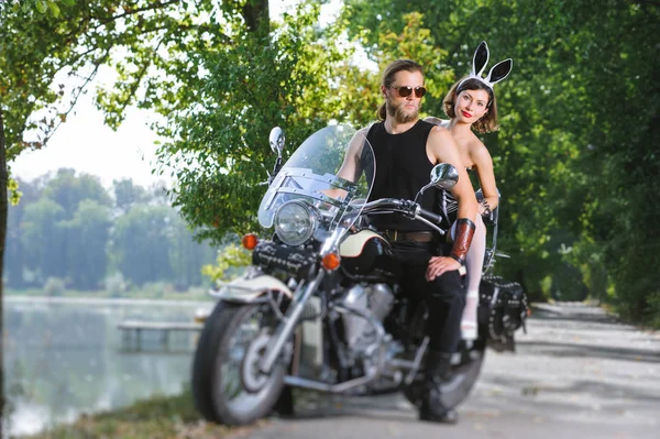 バイクの自転車のセクシーなカップルの肖像画 — ストック写真