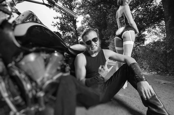 Retrato de motociclista brutal e bela mulher sexy na motocicleta — Fotografia de Stock