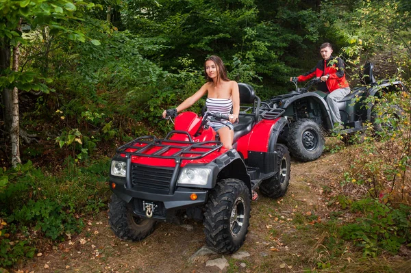 Feliz pareja de conducción de cuatro ruedas ATV — Foto de Stock