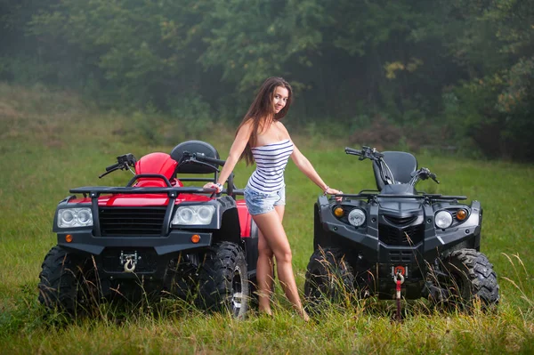 Menina bonita com quatro rodas ATV — Fotografia de Stock