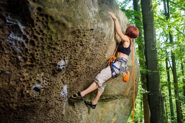 Escaladora trepadora con cuerda en una pared rocosa — Foto de Stock