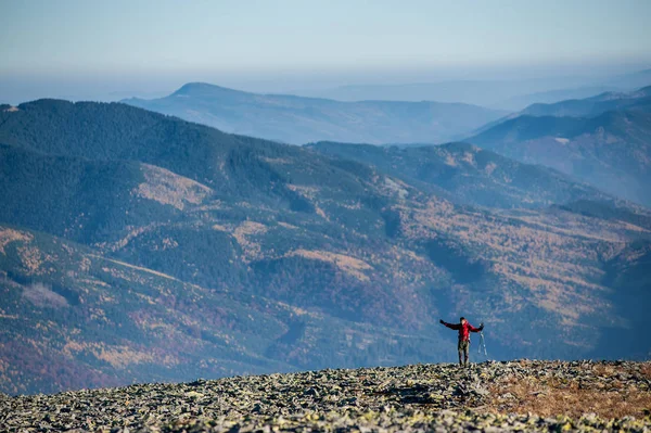 Backpaker masculino andando no topo rochoso da montanha — Fotografia de Stock