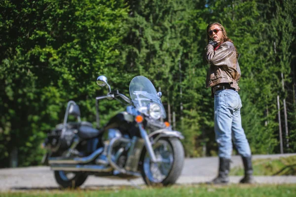 Biker står vid sin anpassade gjort cruiser motorcykel — Stockfoto