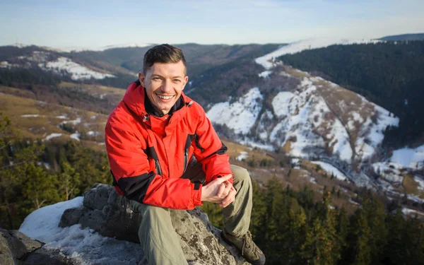 山の上に岩の上に座っている男性の観光客 — ストック写真