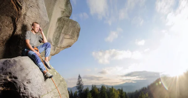 クライミング ロープと自然の中の大きなボルダー男性登山者 — ストック写真