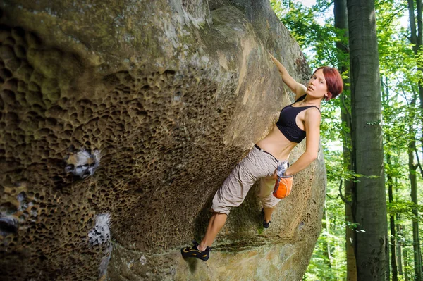 Female climber climbing without rope on a rocky wall — Stock Photo, Image