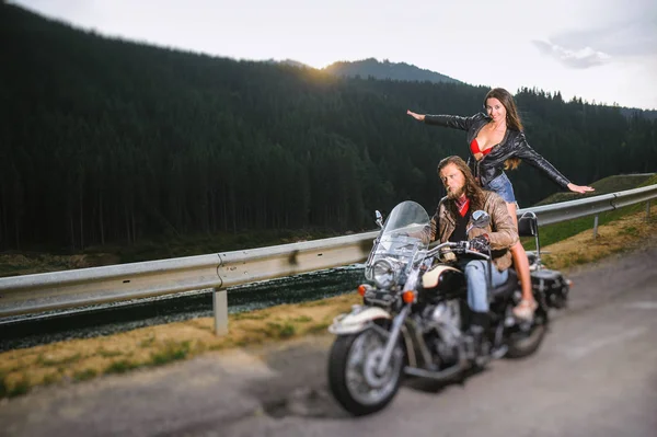 Пара ездит на мотоцикле по открытой дороге — стоковое фото