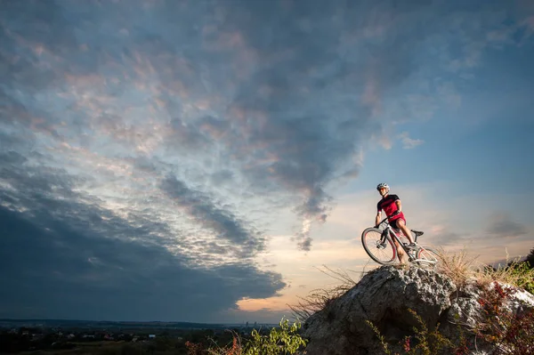 Σταυρός χώρα ποδηλάτης χαλαρώνοντας στην κορυφή του βουνού — Φωτογραφία Αρχείου