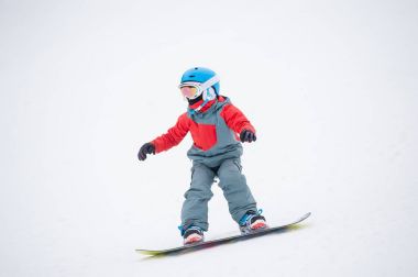 Snowboard çocuk yamaç üzerinde sürme
