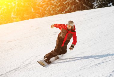 Erkek snowboard kış günde dağdan aşağı kayıyor
