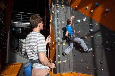 Taş duvar kapalı dağcı sigortalanması belayer