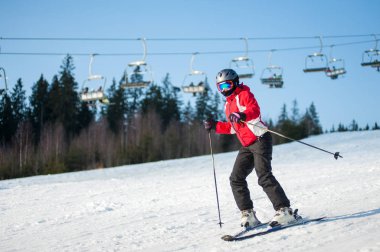 Kadın kayakçı Kayak winer Resort güneşli gün ile