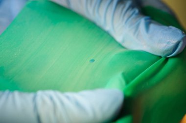 Dişçi eller stomatology aracı ile