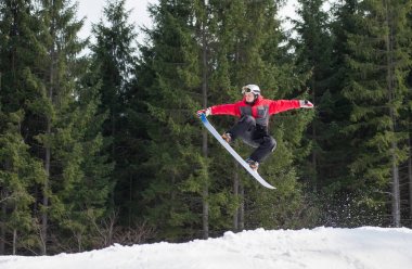 Yamaç atlama snowboard üzerinde erkek yatılı