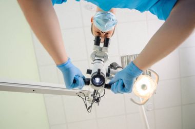 Doktor Diş Kliniği içinde mikroskop ile