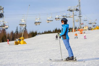 Kadın kayakçı yokuş aşağı Kayak Merkezi teleferik karşı Kayak