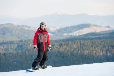 Onun snowboard winer Resort üzerinde erkek yatılı