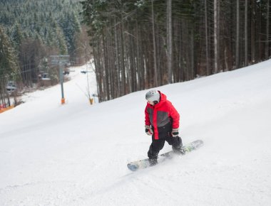 Erkek snowboard kış günde dağdan sürme