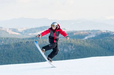Onun snowboard winer Resort üzerinde erkek yatılı