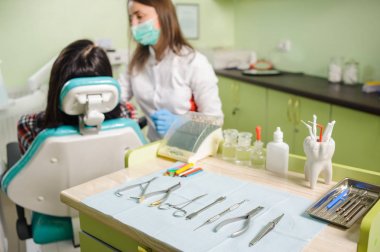 Kadın dişçi diş Kliniği kadın patien ile çalışma