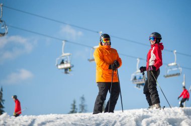 Erkek ve kadın kayakçı Kayak Kış Resort ile