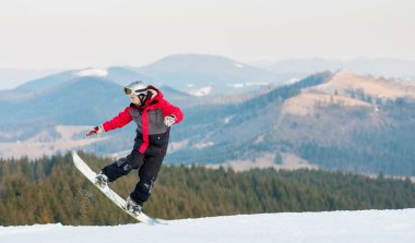 Onun snowboard winer Resort üzerinde erkek yatılı