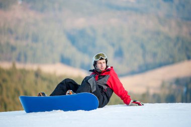Onun snowboard winer Resort üzerinde erkek yatılı