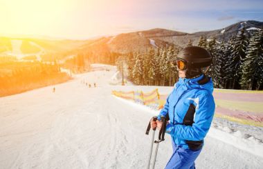 Kadın kayakçı Kayak Pisti karşı teleferik orta