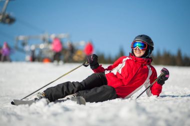 Kadın kayakçı Kayak winer Resort güneşli gün ile