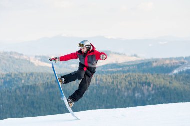 Onun snowboard winer Resort üzerinde erkek yatılı