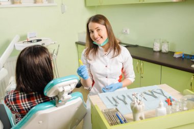 Kadın dişçi diş Kliniği kadın patien ile çalışma