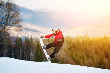 Onun snowboard winer Resort üzerinde erkek yatılı