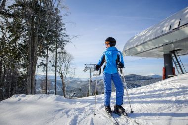 Teleferik ve kış Dağları arka plan karşı kadın kayakçı