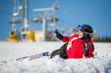 Kadın kayakçı Kayak winer Resort güneşli gün ile