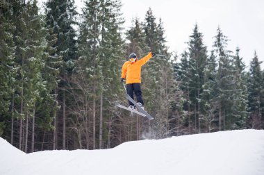 kayakçı dağların yamaç atlıyor