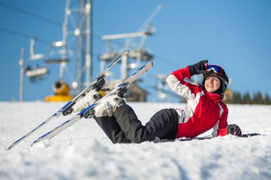 Kadın kayakçı Kayak winer Resort güneşli gün ile