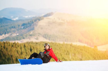 Onun snowboard winer Resort üzerinde erkek yatılı