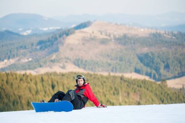 Onun snowboard winer Resort üzerinde erkek yatılı