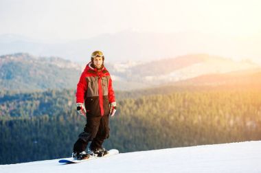 Onun snowboard winer Resort üzerinde erkek yatılı