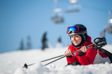 Kadın kayakçı Kayak winer Resort güneşli gün ile