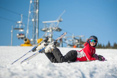Kadın kayakçı Kayak winer Resort güneşli gün ile