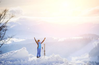 Kadın kayakçı dağın tepesinde