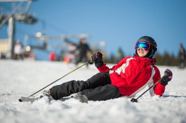 Kadın kayakçı Kayak winer Resort güneşli gün ile