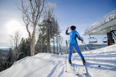 kadın kayakçı Kayak Pisti ile teleferik üst