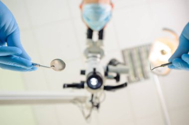 Doktor Diş Kliniği içinde mikroskop ile