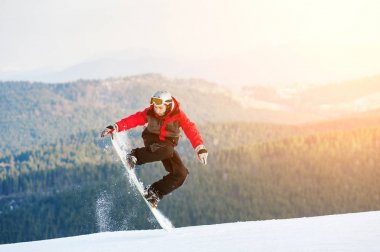 Onun snowboard winer Resort üzerinde erkek yatılı