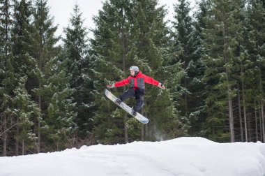 Yamaç atlama snowboard üzerinde erkek yatılı