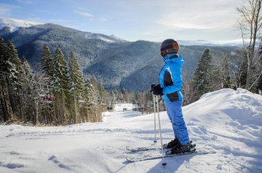 Teleferik ve kış Dağları arka plan karşı kadın kayakçı