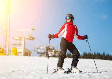Kayaklar üzerinde dağın tepesinde bir kış tatil kadınla